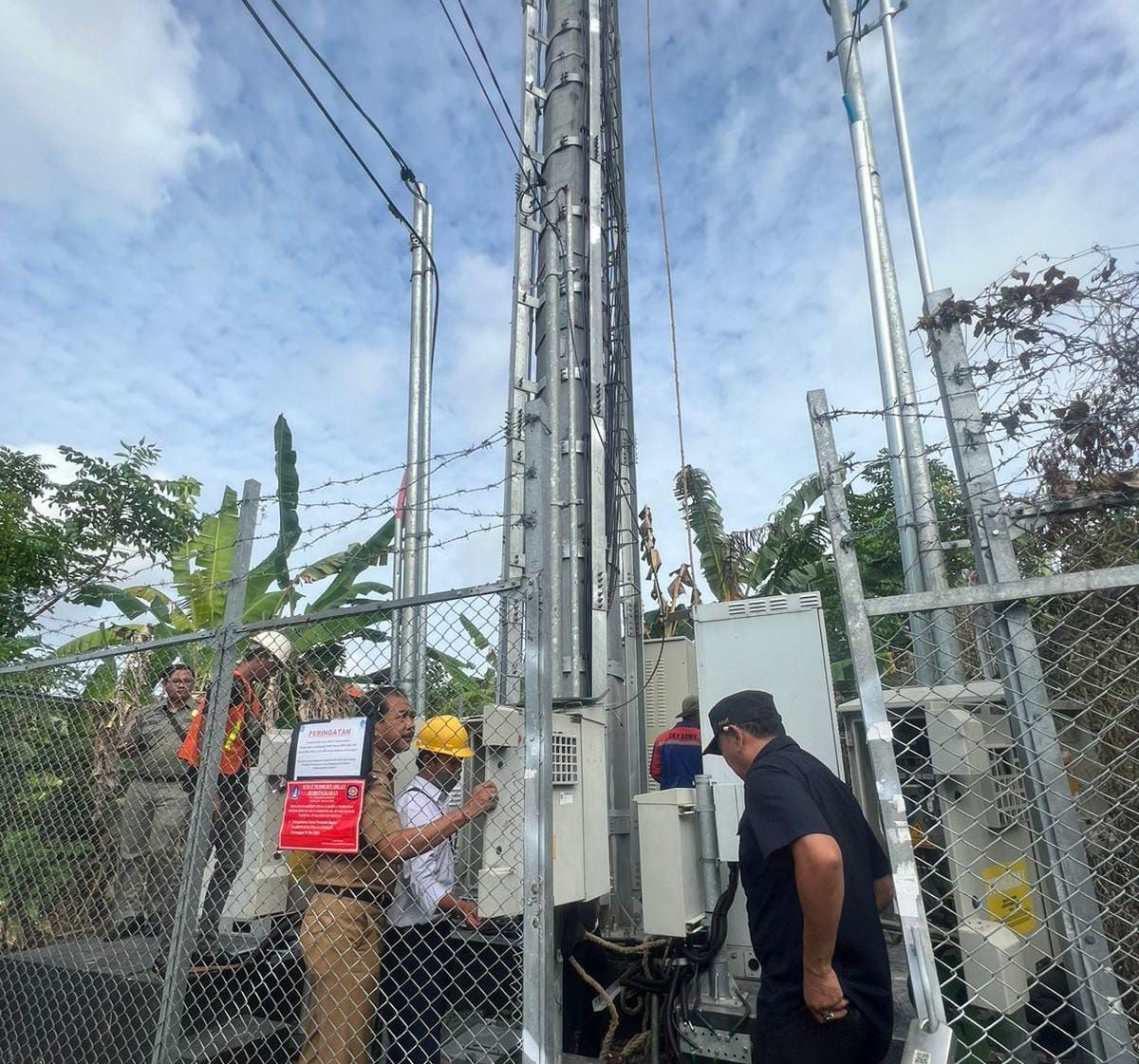 podiumnews.com-Satpol PP Badung Mulai Bongkar Tower Bodong Tahap II, Hari Pertama Sasar Kuta Utara
